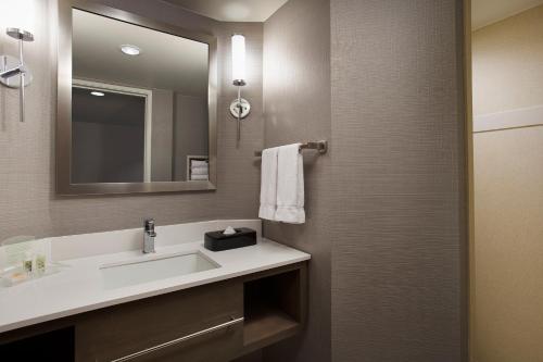 Holiday Inn Grand Rapids-Airport, an IHG Hotel