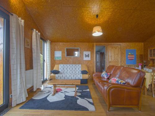 Modern Chalet in Bayeux with Garden cottage Bayeux