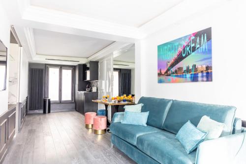 Modern and Unique Apartment near the Champs Elysées