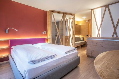 1 queen bed, 1 twin bed