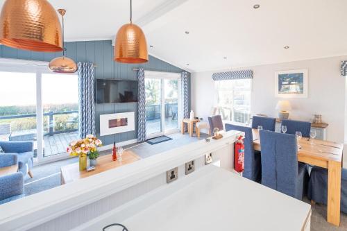 숙소 외관, Sea Breeze - Aldeburgh Coastal Cottages in 노르위치 국제 공항