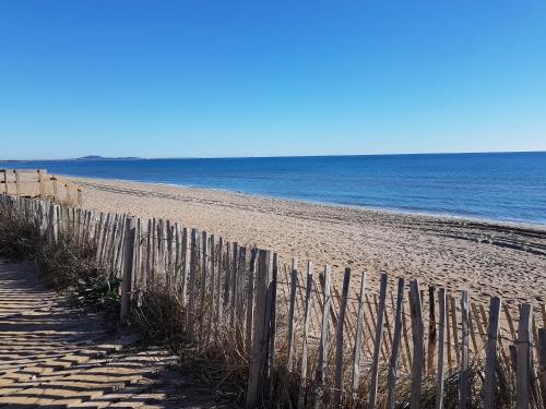 80m de la plage Appartement climatisé plein sud au rdc d'une maison 1 chambre 4 couchages terrasse et cour LXTURBOT7