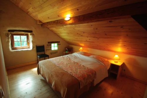 1 queen bed, 1 bunk bed