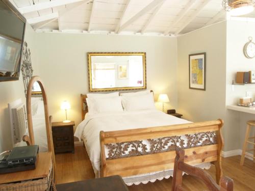 Charming Culver City Cottage with Shared Pool and Garden - image 2