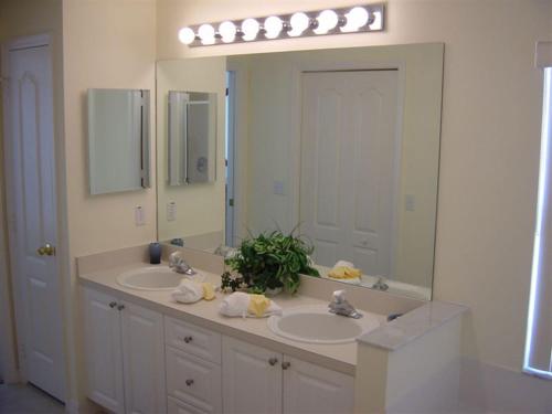 This is a wonderful 4 bedroom vacation house to stay in wail in Davenport - image 2