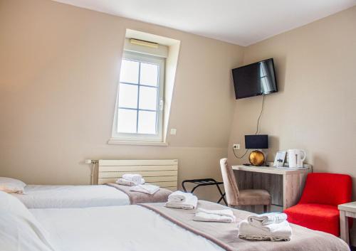 1 double bed, 1 twin bed