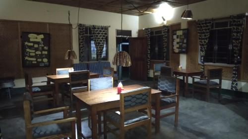 Restaurace, Ruboni Community Camp in Kasese