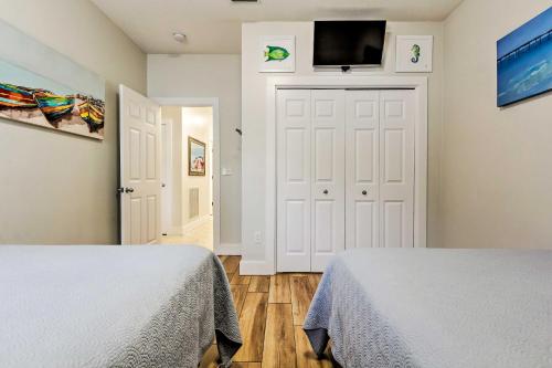 Spacious Miramar Beach Cottage with Pvt Beach Access! - image 7