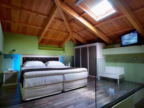 1 queen bed, 1 sofa bed