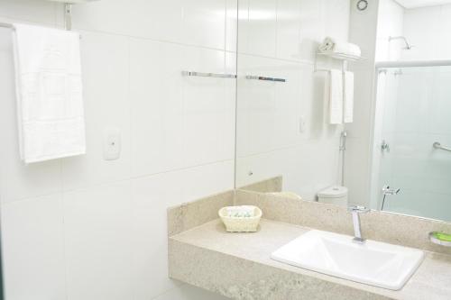 Deluxe Single and Twin Room image 6