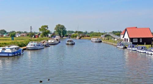 Modern Airy Chalets short walk to beach, Nr Norfolk Broads & Great Yarmouth