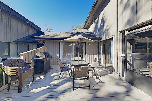 New Listing! Updated All-Suite Tennis Villa - Pool condo - image 4