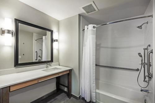 Holiday Inn Houston NE-Bush Airport Area - image 2