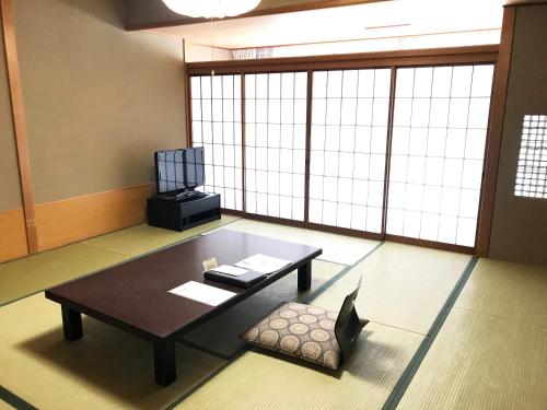 room detail thumbnail 2