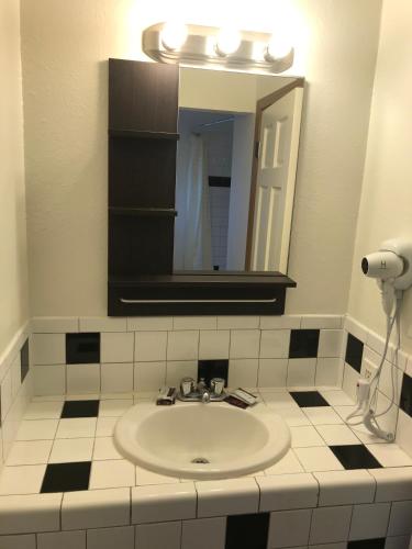 Westwind Lodge – Oakland, CA