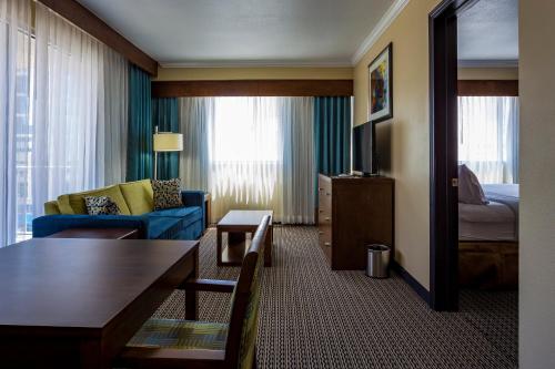 Holiday Inn Houston Downtown an IHG Hotel - image 3