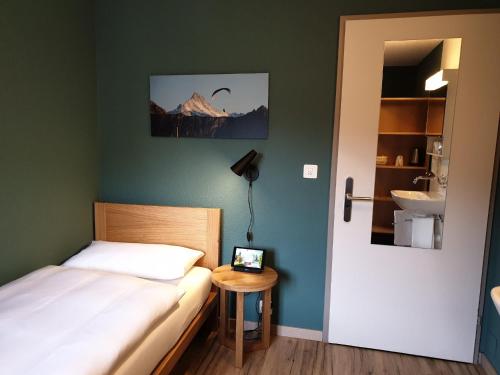 5th Floor Basic Rooms - shared bathrooms, Interlaken (photo 8)