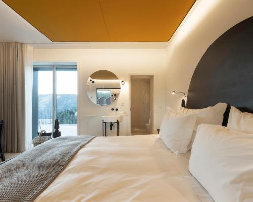 Deluxe Double Room with Balcony and Mountain View