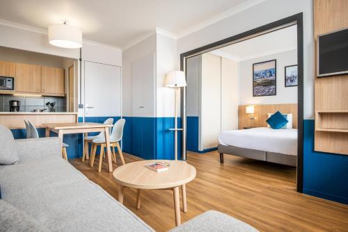 2 twin beds, 1 sofa bed