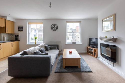 Cosy 2-bed Apartment On Deal High Street Moments From The Beach
