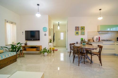 Home for Air -- 9 minutes from sea of Galilee in Givat Yoav
