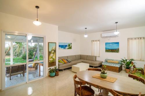 Home for Air -- 9 minutes from sea of Galilee in Givat Yoav