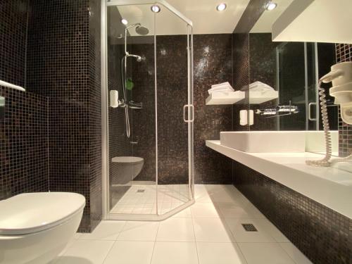 Standard Twin Room image 2