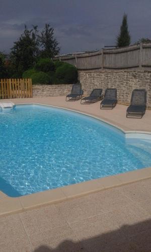 La Petite Maison Bleue with exclusive use of Swimming Pool gîte à louer Maulais