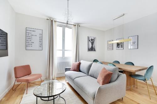 B&B Paris - Pick A Flat's Apartment in Parc Monceau - Rue de Naples - Bed and Breakfast Paris