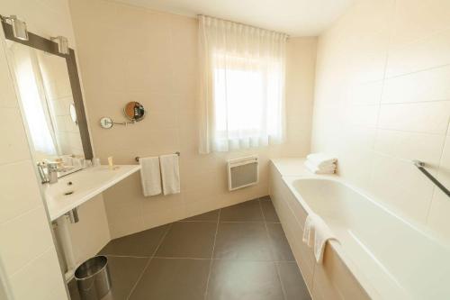 Best Western Plus Palais Des Congres Room Type - Standard King Room