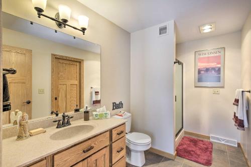 Pet-Friendly Family Home Situated on Green Lake! - image 7