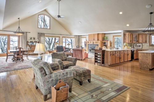 Pet-Friendly Family Home Situated on Green Lake! - image 9