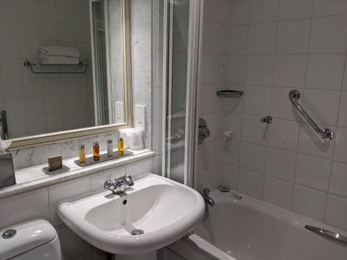 Cotswold Lodge Classic Hotel - image 2