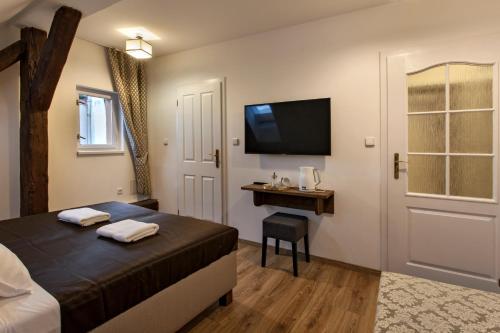 Triple Room Attic with Air Conditioning image 2