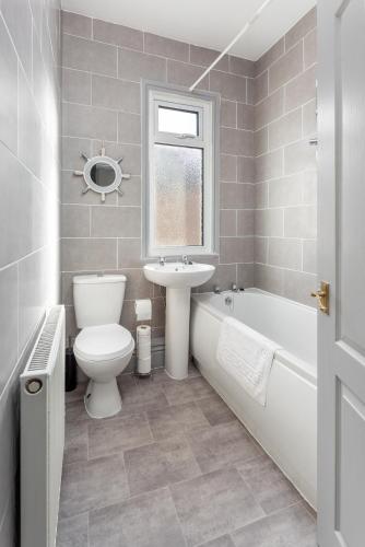 Bathroom, Superb Spacious House For Contractors & Families & Private Parking By Liverpool Short Stay near Casbah Coffee Club