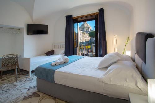 Triple Room with Balcony image 10