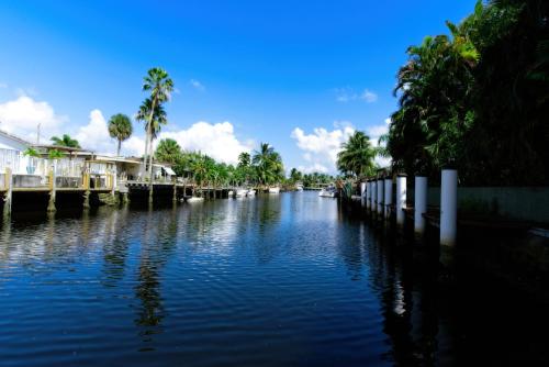 Purely Pompano, Pool, Water front, Paddleboard, Beach, 5 bedroom 3 bath