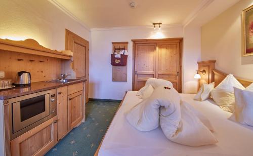 Deluxe Family Suite with Shower and Bathroom