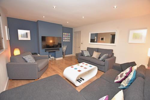 FREE Parking, Stylish and Spacious Bungalow, Bath (zdjęcie 3)