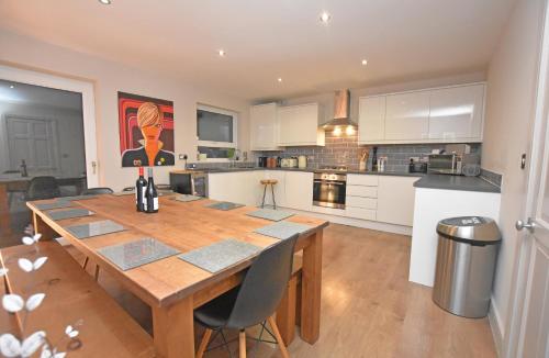 FREE Parking, Stylish and Spacious Bungalow, Bath