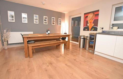 Kitchen, FREE Parking, Stylish and Spacious Bungalow in Bath