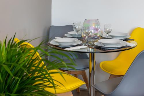 Edge of Town Luxury - image 11