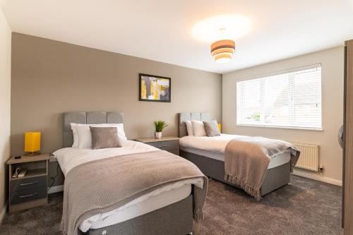 Edge of Town Luxury - image 3