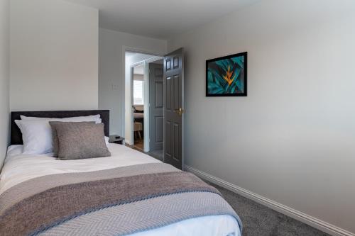 Edge of Town Luxury - image 13
