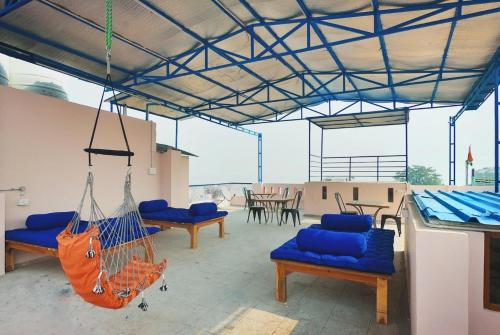 Erkély/terasz, Live Free Hostel Varanasi near Durga Templom