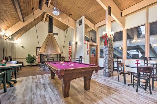 Poconos Cabin with Pool Access 25 Min to Skiing! - image 2