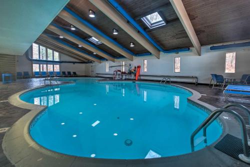 Poconos Cabin with Pool Access 25 Min to Skiing! - image 5
