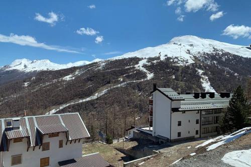 A 2 minuti dalle piste da sci e campo da golf.