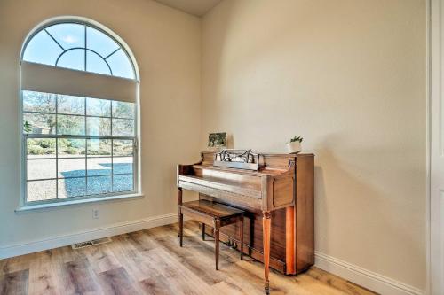 Quiet Retreat with Hot Tub and Sierra Mtn View! - image 2