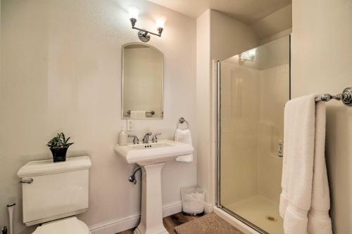 Quiet Retreat with Hot Tub and Sierra Mtn View! - image 7